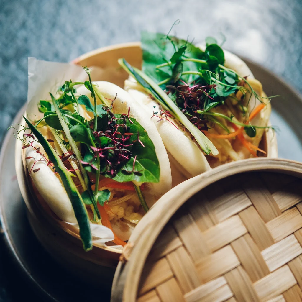 Bao bans zemičke punjene jajima, sa krastavcem, tikvicom i &scaron;argarepom, preliveno soja sosom, susamovim uljem i posuto korijanderom.