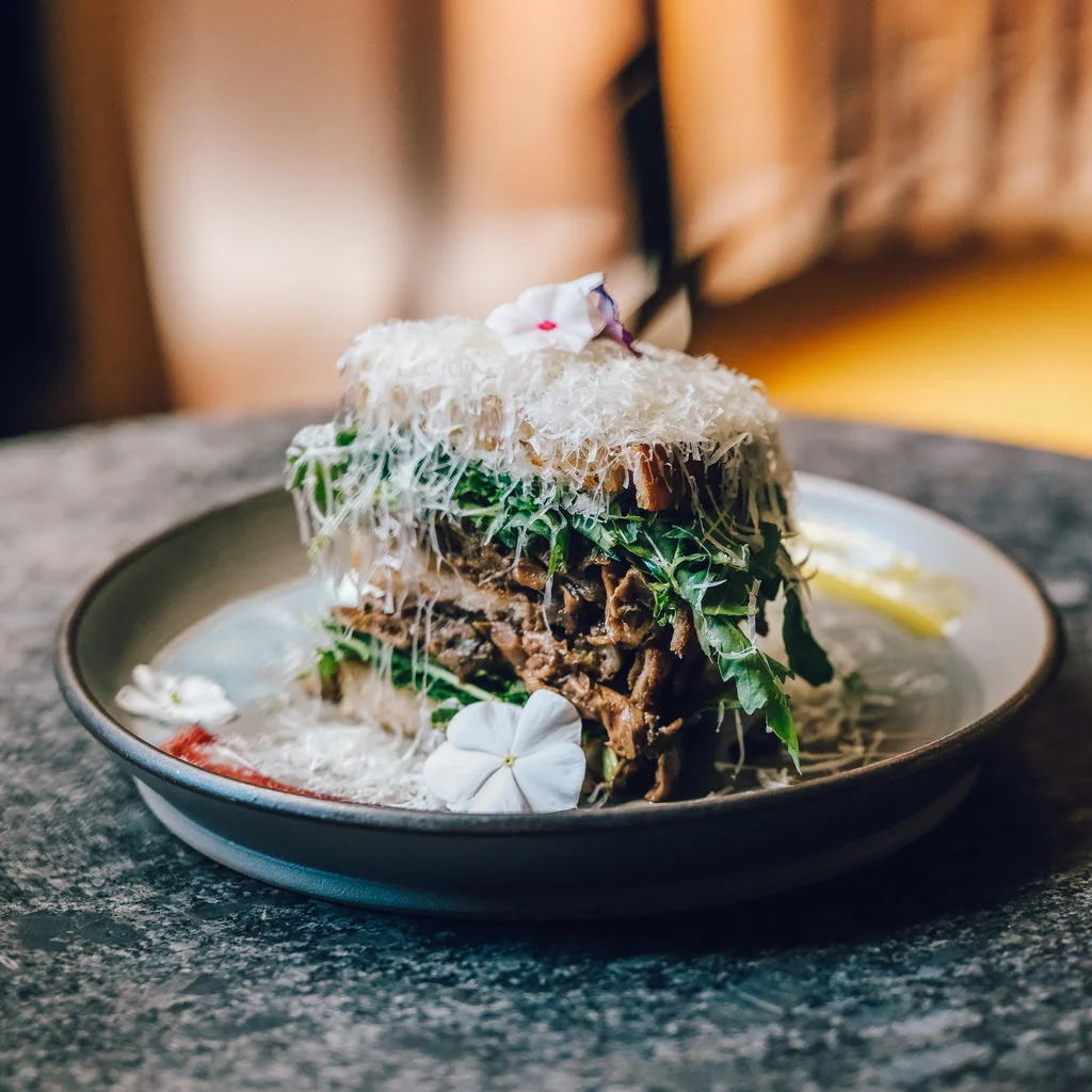 Zdrav sendvič od beskvasnog hleba sa &scaron;umskim pečurkama, rukolom i rendanim gostiljskim sirom.